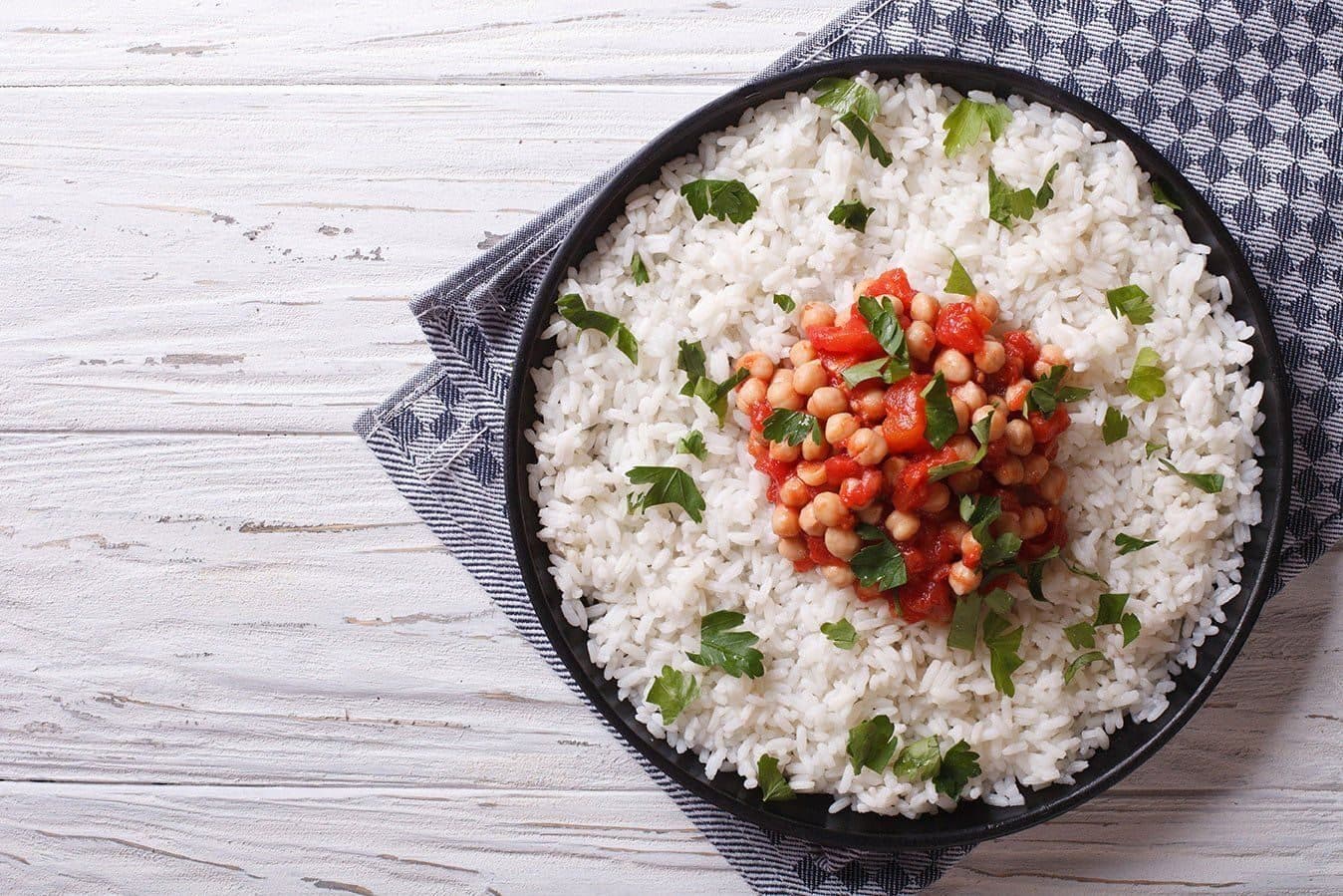 Rice bowl with chickpeas and tomato